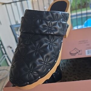 AEROSOLES Black and Tan Mules for Versatile Comfort